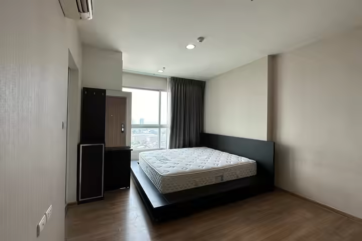 Modern style condo near BTS Surasak and Chong Nonsi.