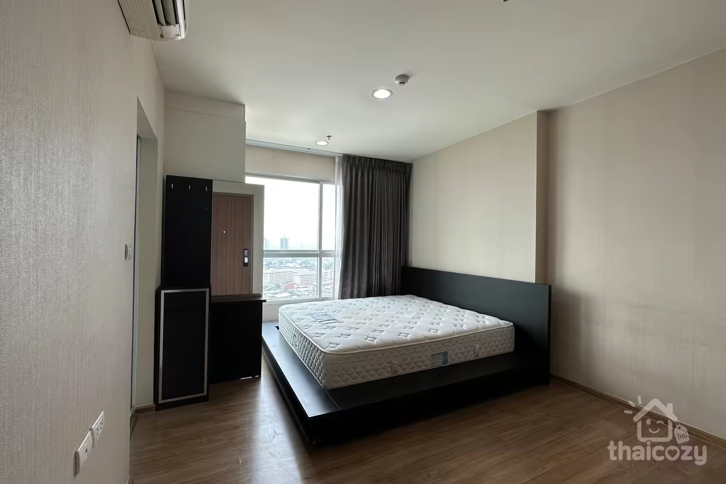 Modern style condo near BTS Surasak and Chong Nonsi. photo 1
