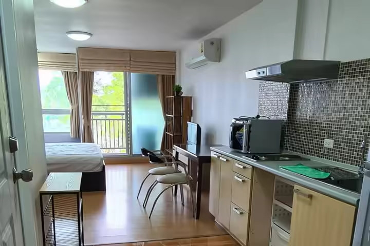 Quiet area condo near restaurants
