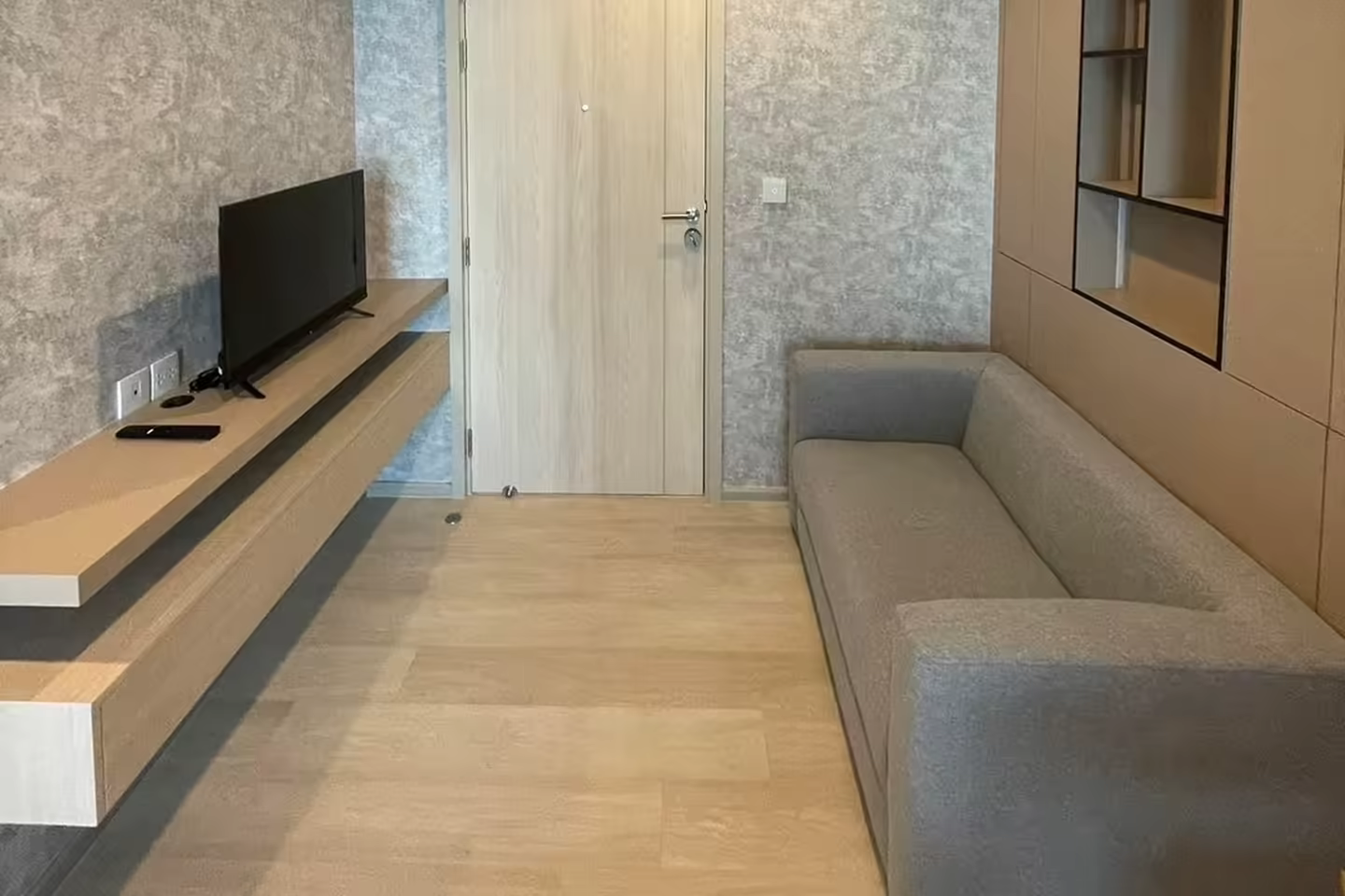 Great Condominium in the Heart of Wireless Road. photo 1