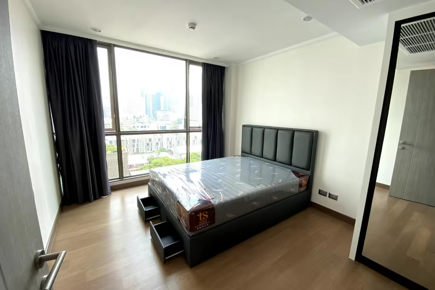 Luxury condo, convenient travel, BTS Phrom Phong, MRT Phetchaburi. photo 1