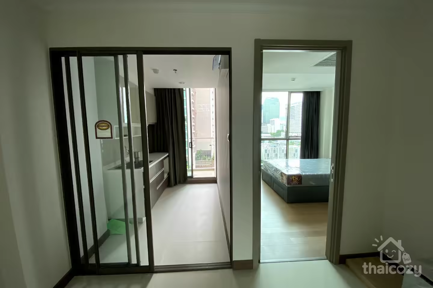 Luxury condo, convenient travel, BTS Phrom Phong, MRT Phetchaburi. photo 2