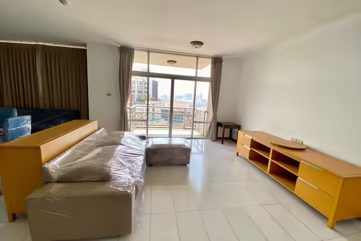 A great condominium in the heart of Wireless road.
