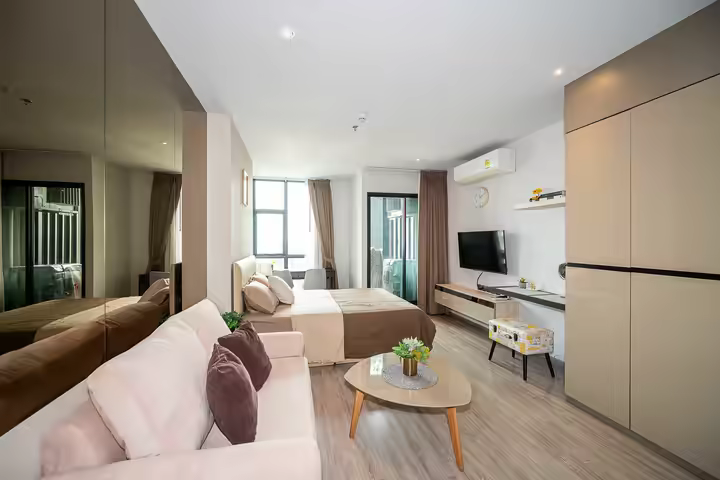 Studio unit for rent on the 24th floor in Ekkamai and near BTS