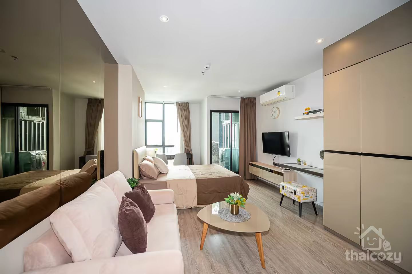 Studio unit for rent on the 24th floor in Ekkamai and near BTS photo 1