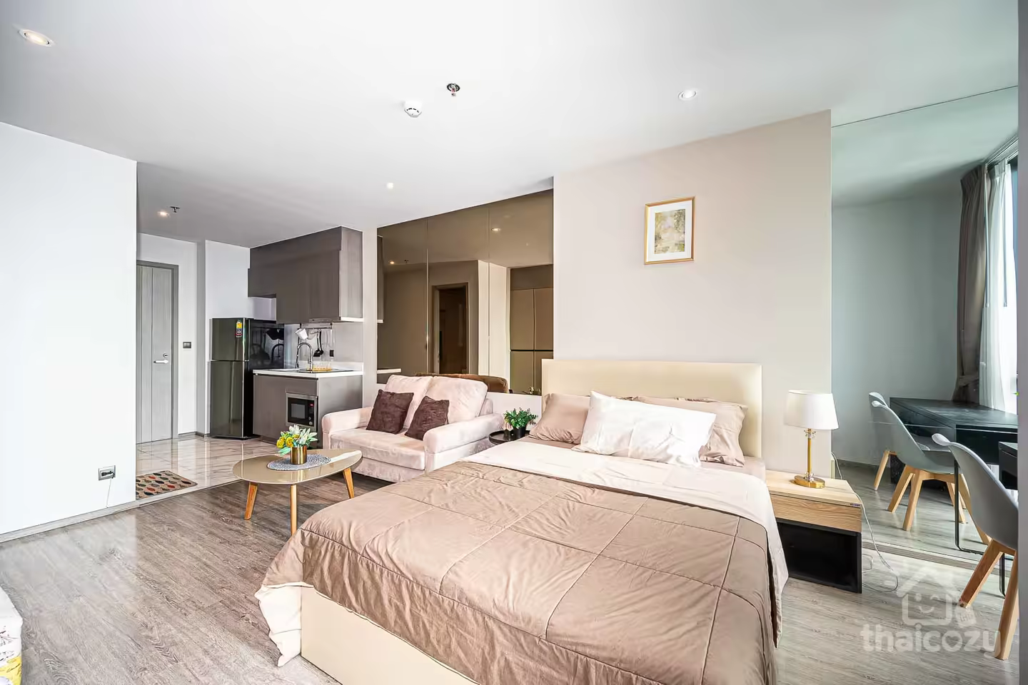 Studio unit for rent on the 24th floor in Ekkamai and near BTS photo 2