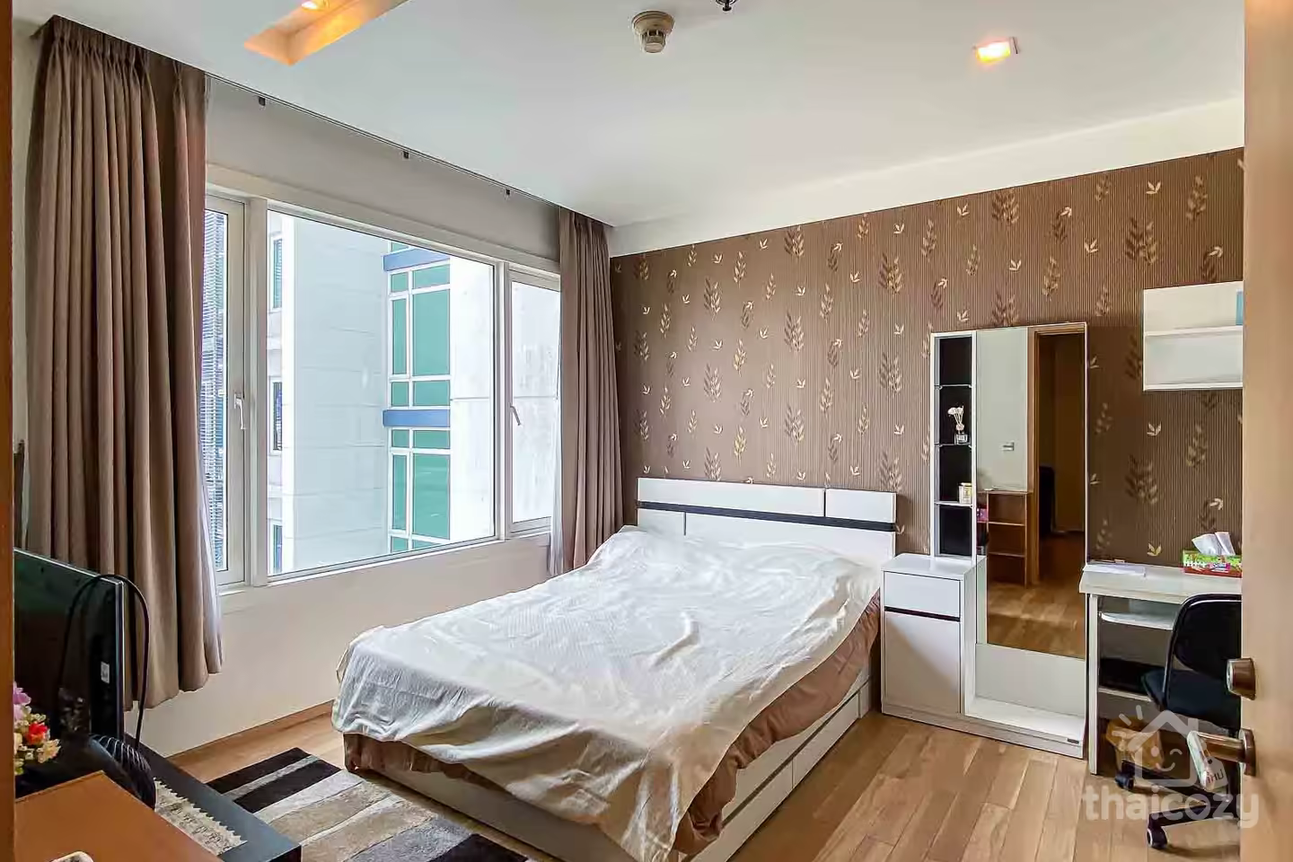 Condo for rent,This beautifully decorated unit provides tastefully furnished with  appliances. photo 2