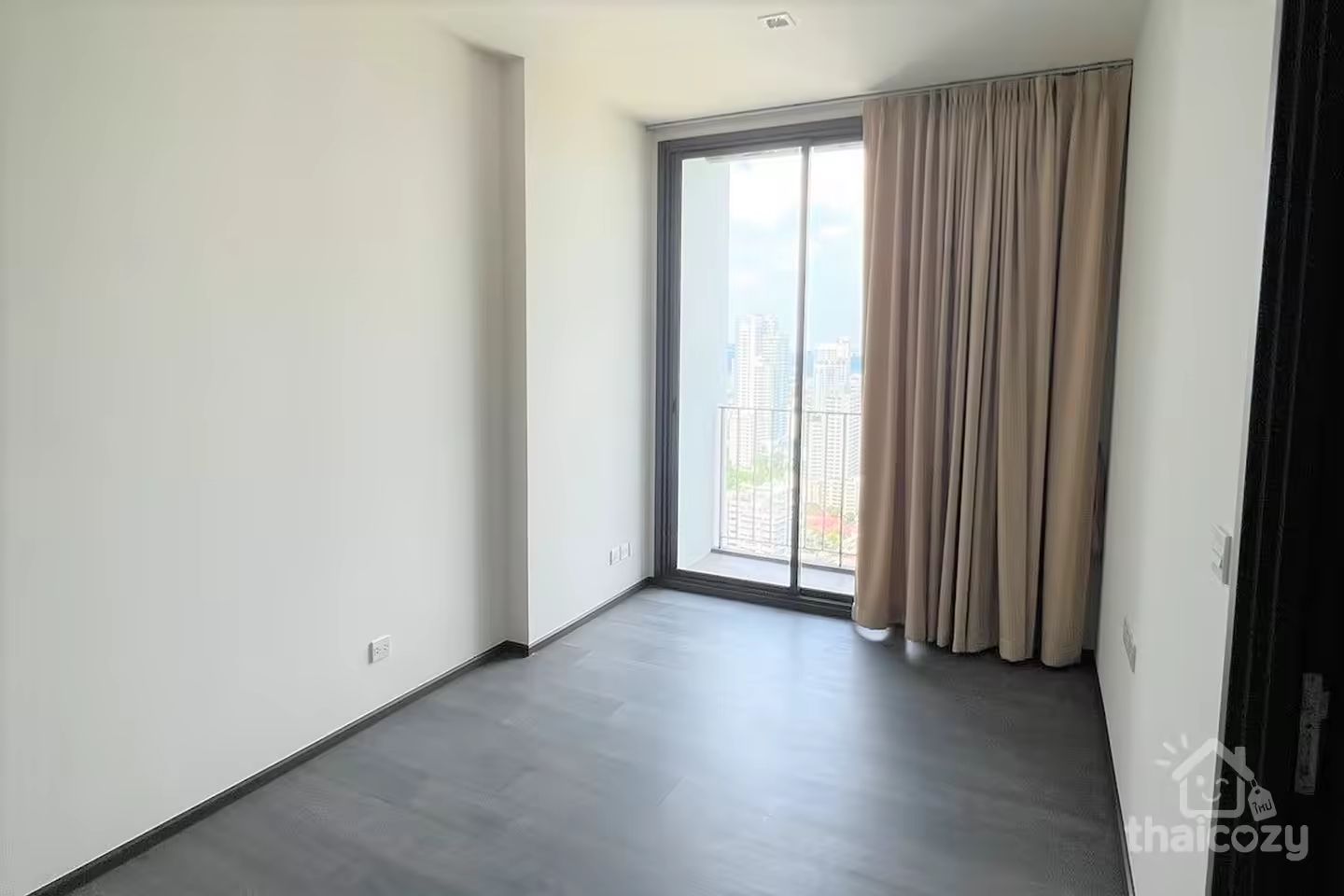 Easy access condo 5 minutes to BTS/MRT photo 1