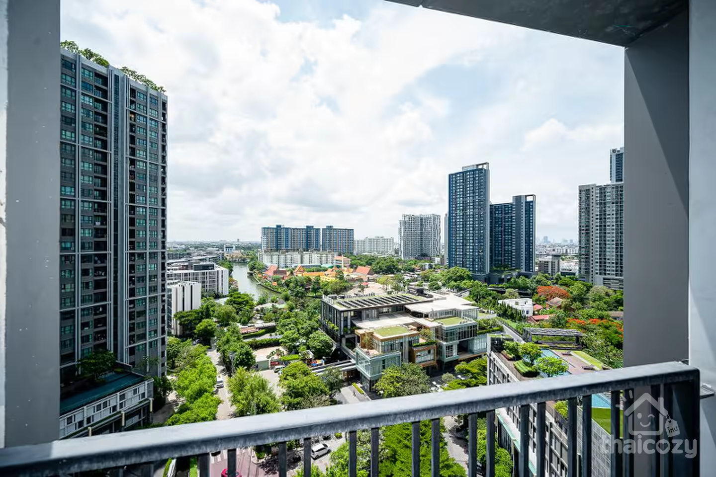 THE BASE Park West Sukhumvit 77. The property is presented in beautiful condition throughout, photo 2