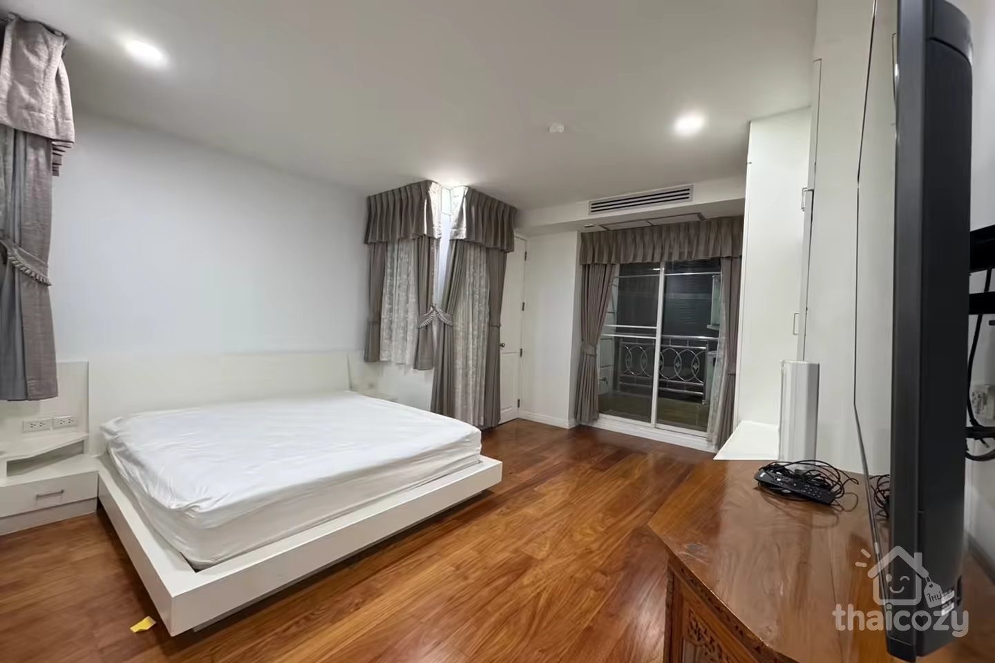 サラシン通り 2BR 95m2 コンドミニアム賃貸 photo 1