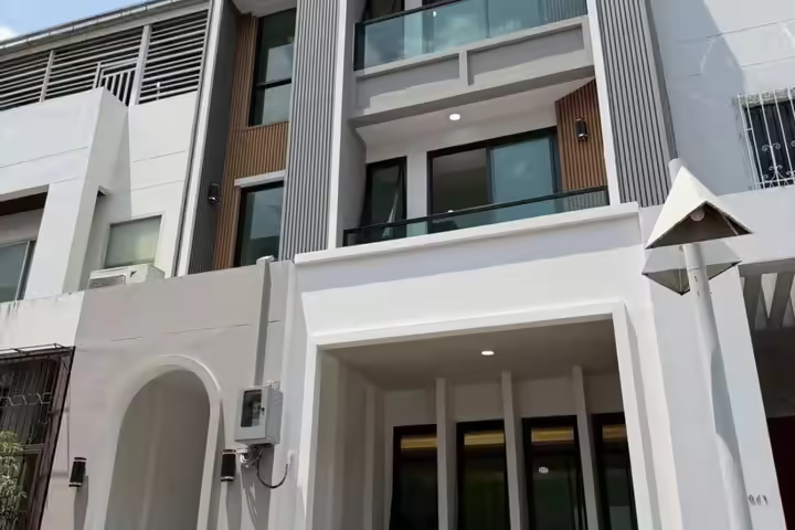 4.5-Story Townhouse with Private Lift, Phra