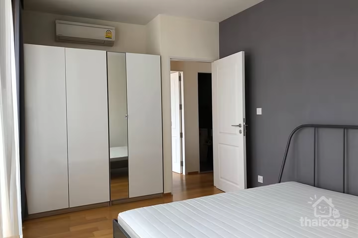 One bedroom on the the great located on Surasak Road of central business districts photo 2
