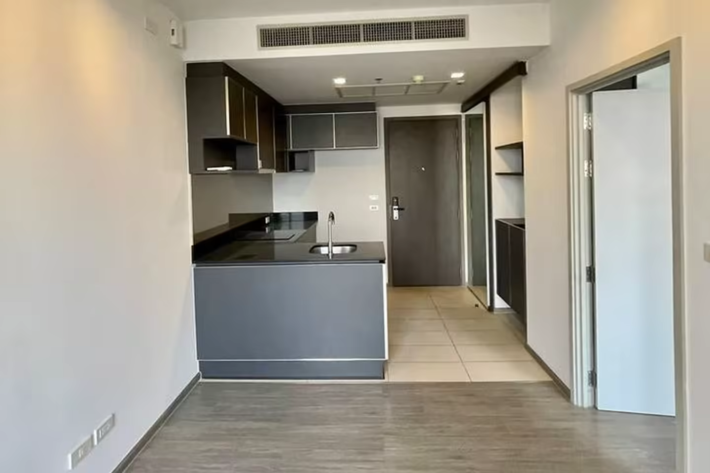 Great Condo near BTS Wongwain Yai photo 1