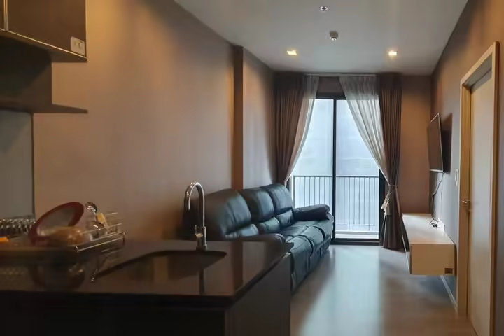 Vue sur rivière, condo près BTS Wongwienyai
