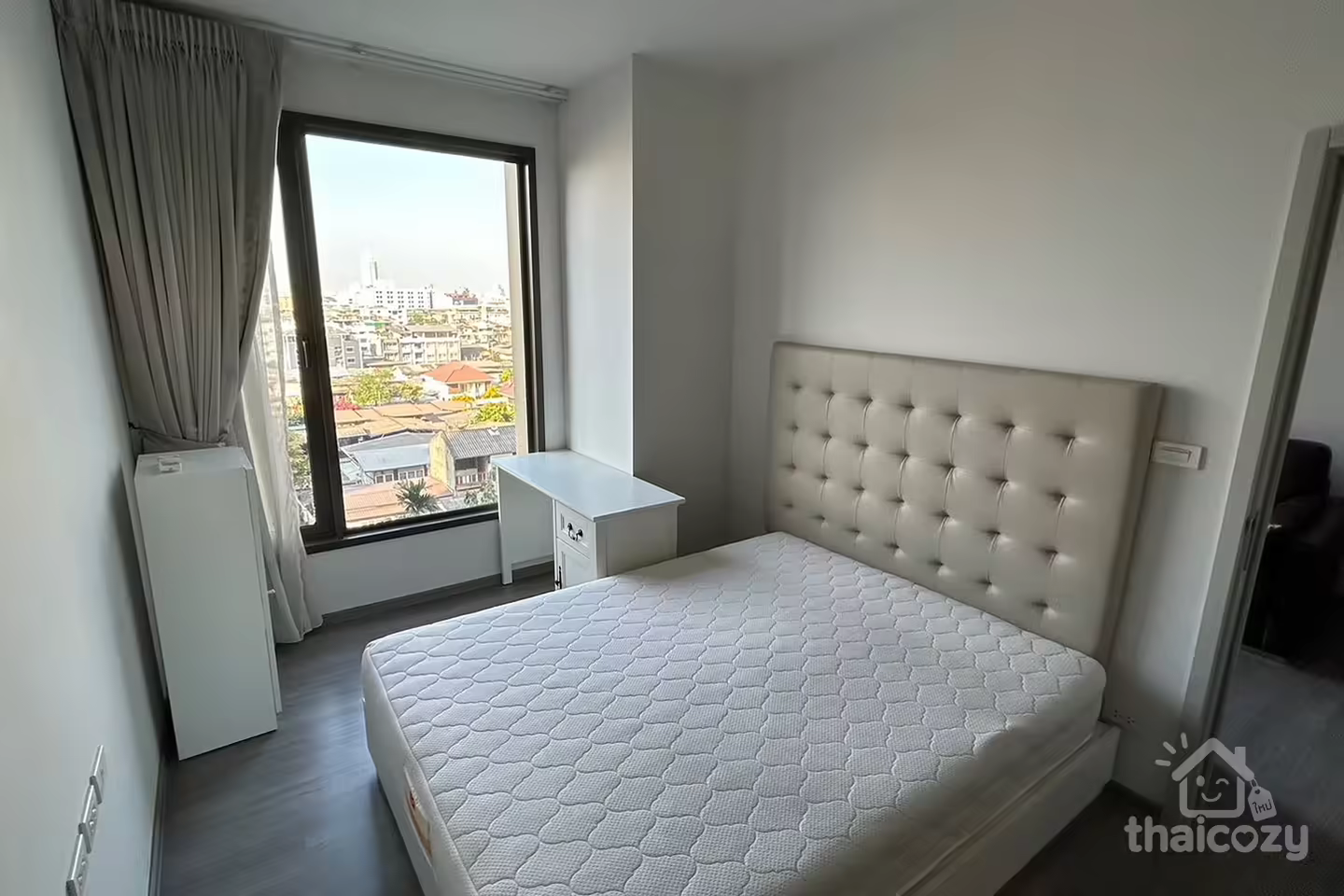 NYE by Sansiri condo near BTS Wongwienyai photo 2