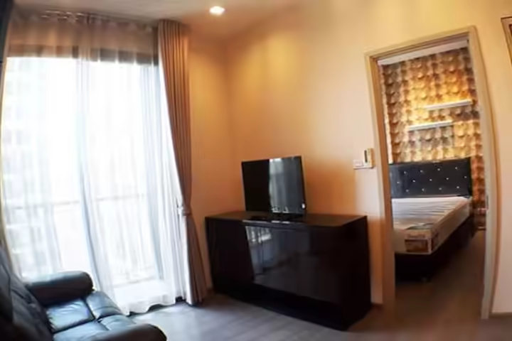 Condo vue rivière près BTS Wongwienyai