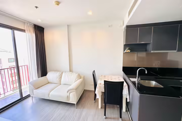 Condo 1 chambre vue rivière près BTS Wongwienyai