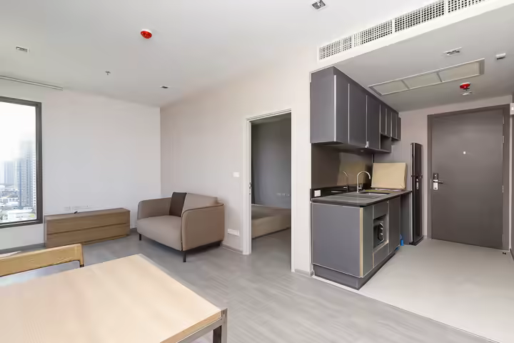 Condo 1 chambre vue rivière près BTS Wongwienyai