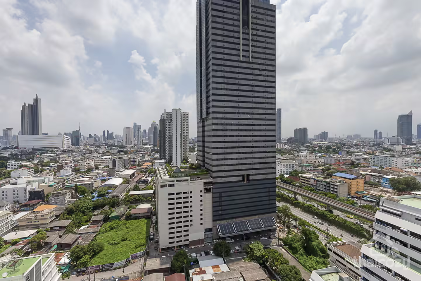 One bedroom river view condo near BTS Wongwienyai photo 2