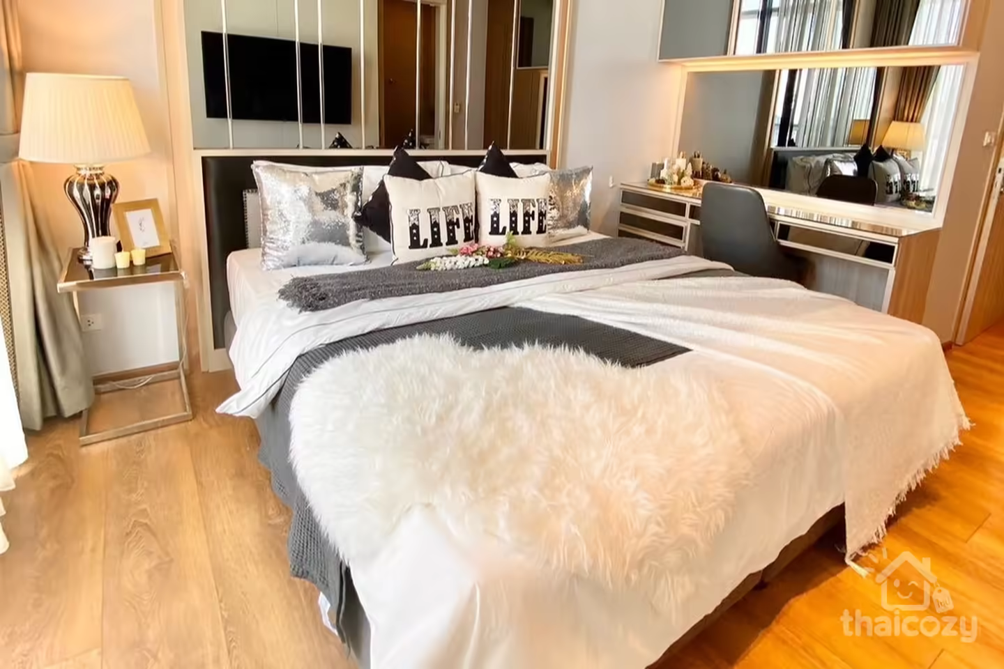 คอนโดสองห้องนอนใหญ่ Park 24 ใกล้ BTS พร้อมพงษ์ 600 ม. photo 2