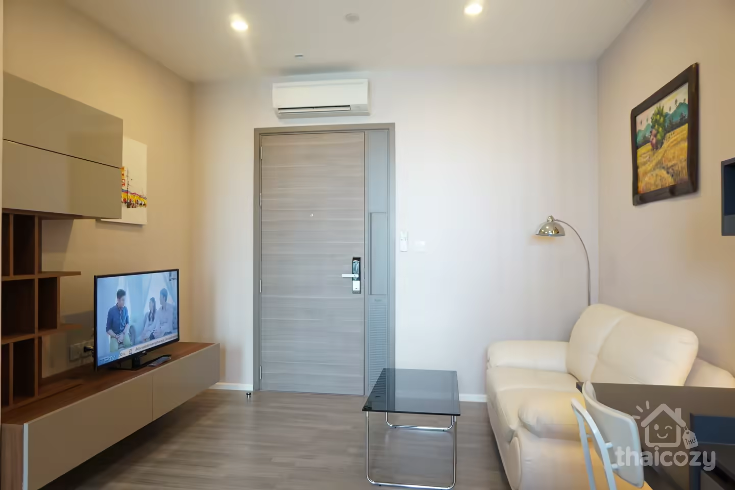 Easy access condo 5 minutes to BTS/MRT photo 1