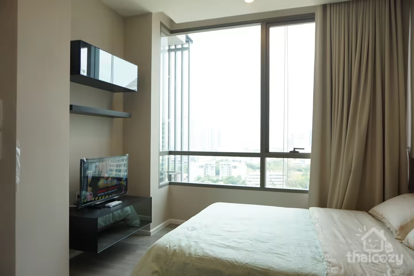 Easy access condo 5 minutes to BTS/MRT photo 2