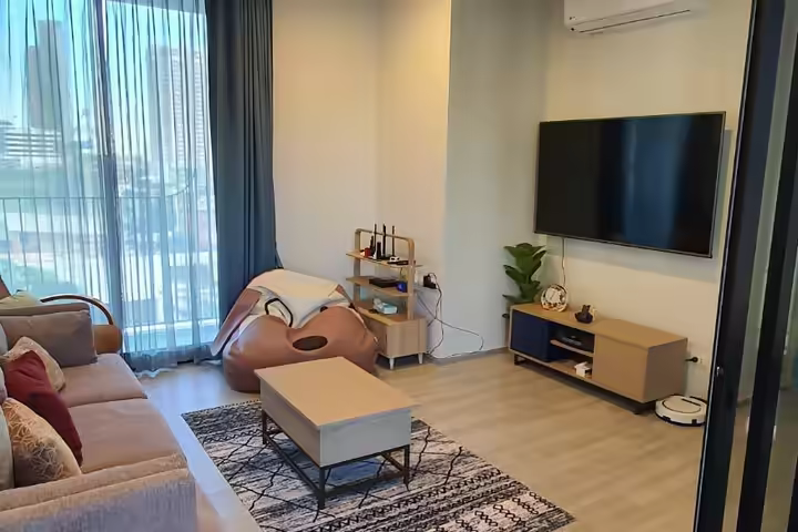 XT Ekkamai, condo meublé avec piscine toit, jacuzzi et cinéma