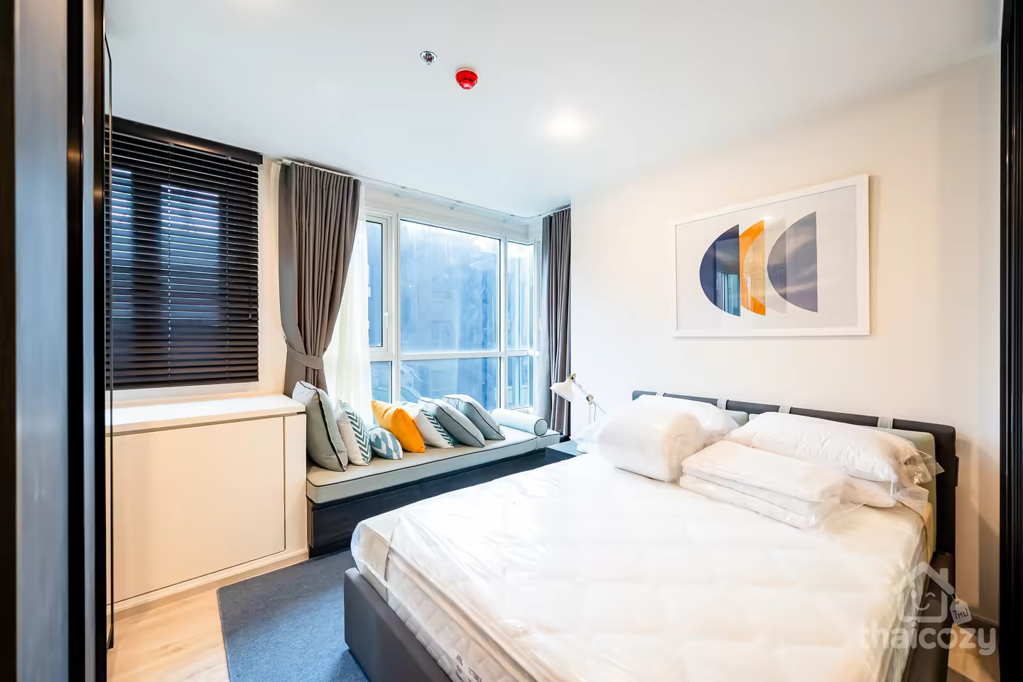 XT HUAIKHWANG. Located only 75 Metres from MRT Huai Khwang photo 2