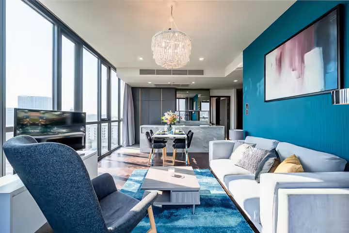 Luxurious condo, pool and gym on deck