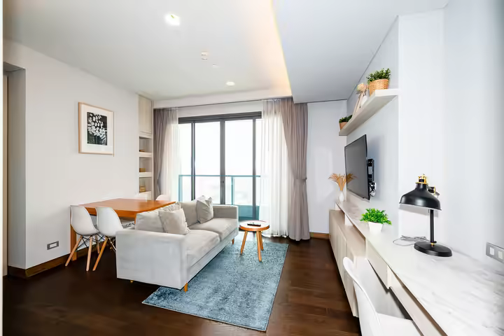 Nice condo on high floor near Emporium