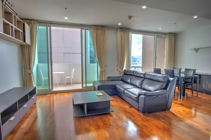 Siri Residence 3 minutes to BTS Phromphong from condo
