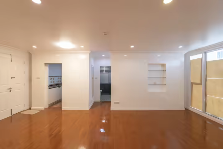 Baan Siri Sukhumvit 10 – Newly Painted Unfurnished 2-Bedroom Unit in Prime Sukhumvit