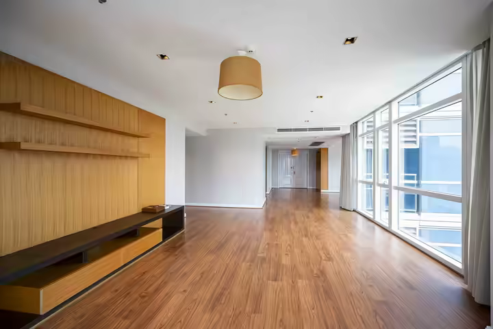 Condo 300m to Ploen Chit in luxury area