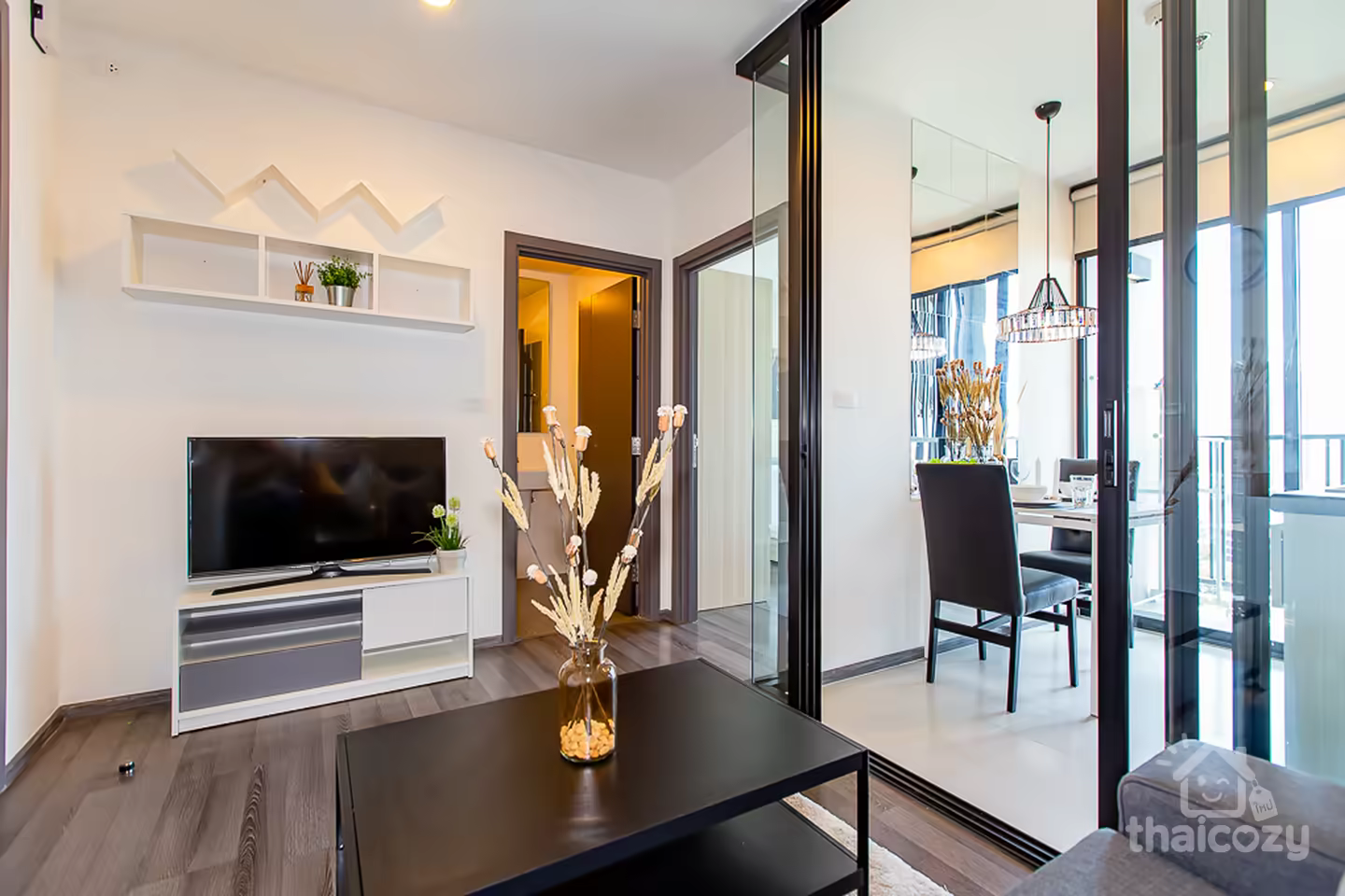 THE BASE Park West Sukhumvit 77. The property is presented in beautiful condition throughout, photo 1