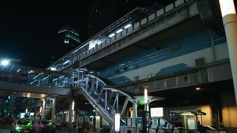 Station BTS Asok sur la ligne Sukhumvit à Bangkok