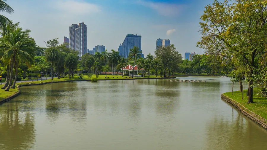 Lac et skyline dans le parc Chatuchak à Bangkok