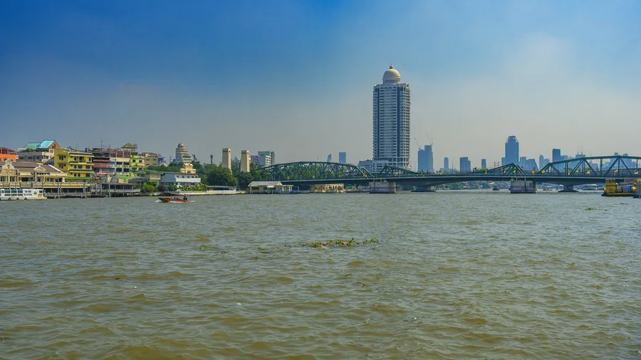Chao Phraya avec skyline à Bangkok